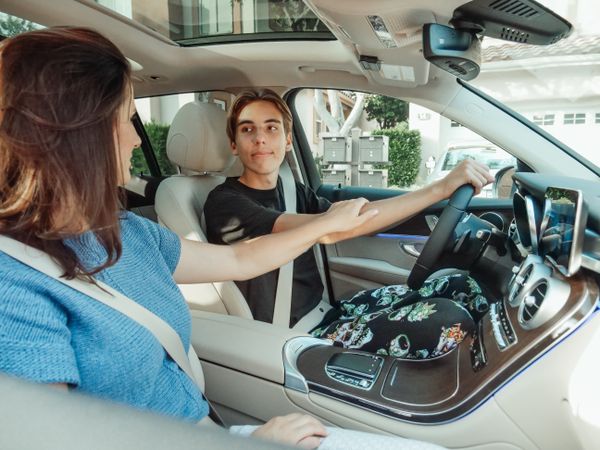Adolescent au volant, sa mère sur le siège passager
