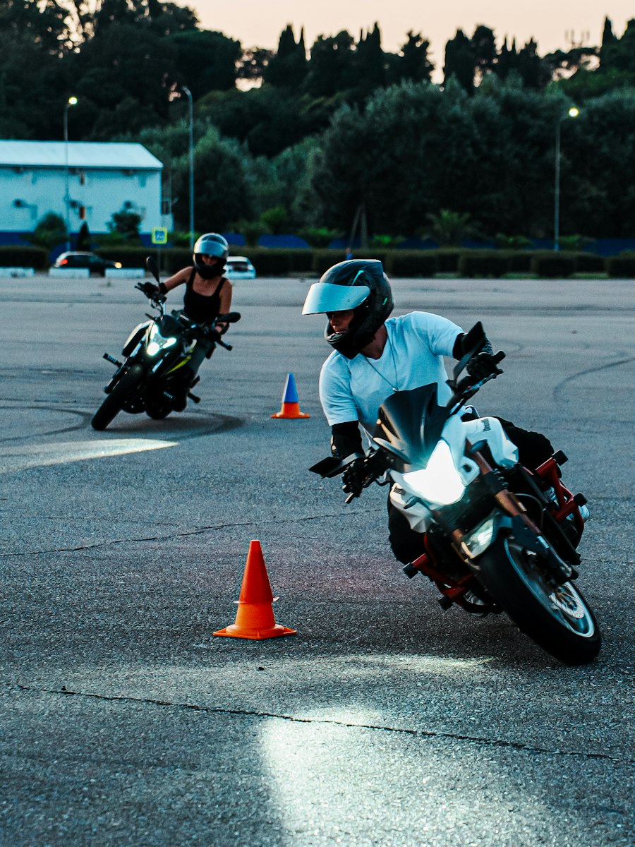 Deux motos sur un parcours de plots au crépuscule